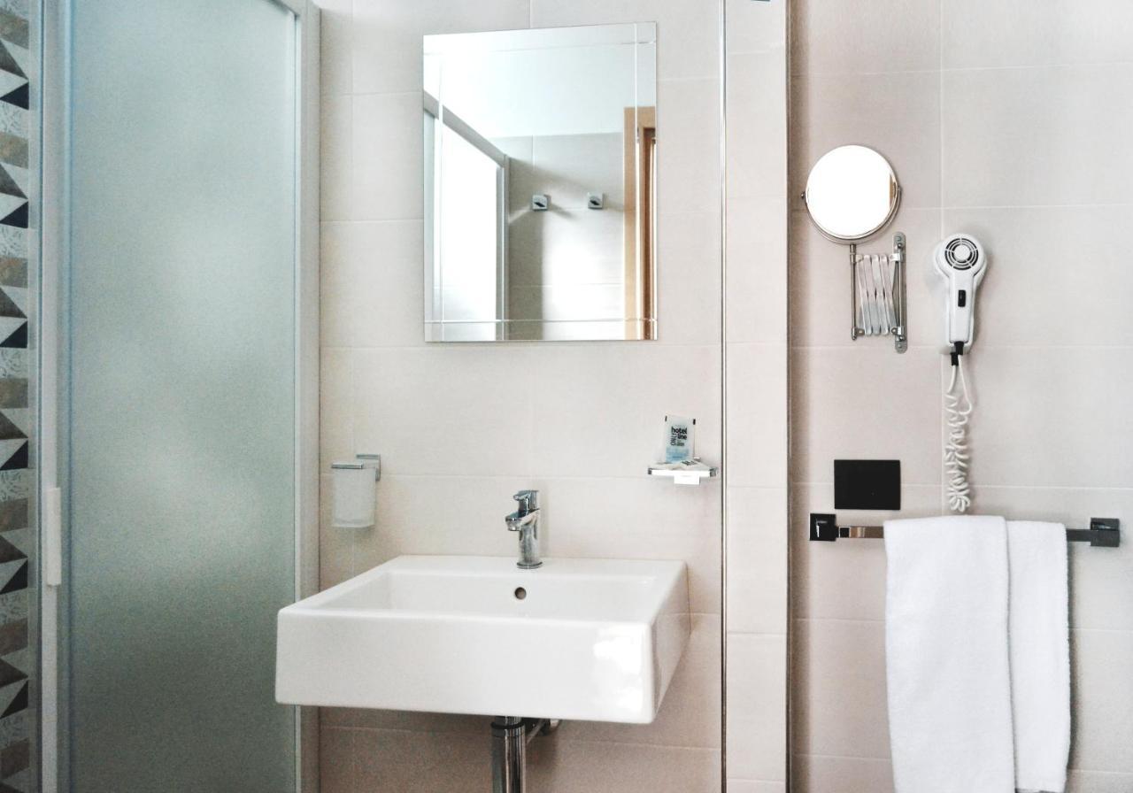 Color Hotel Ріміні Екстер'єр фото